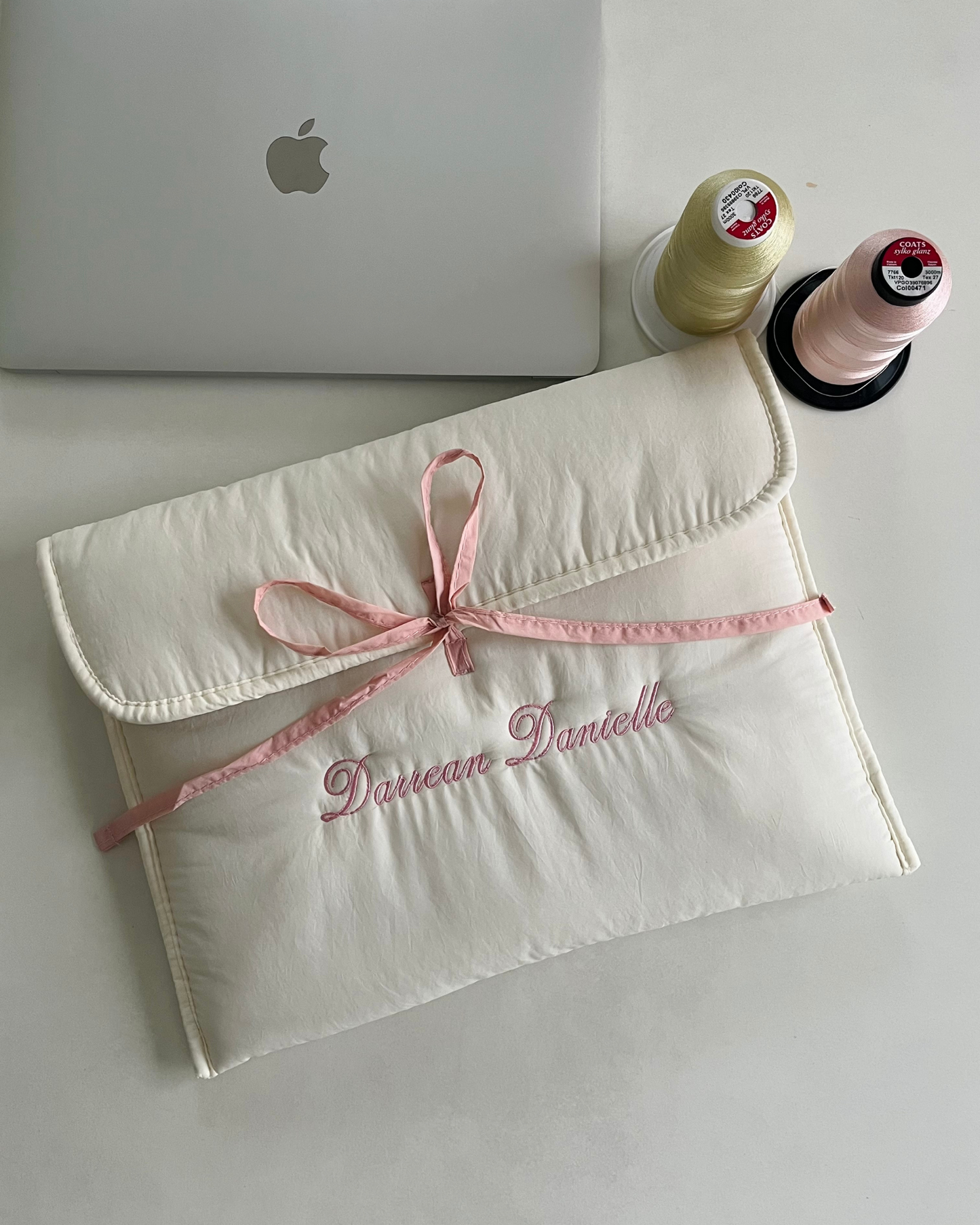 Laptop Sleeve - Ribbon Kiss 1