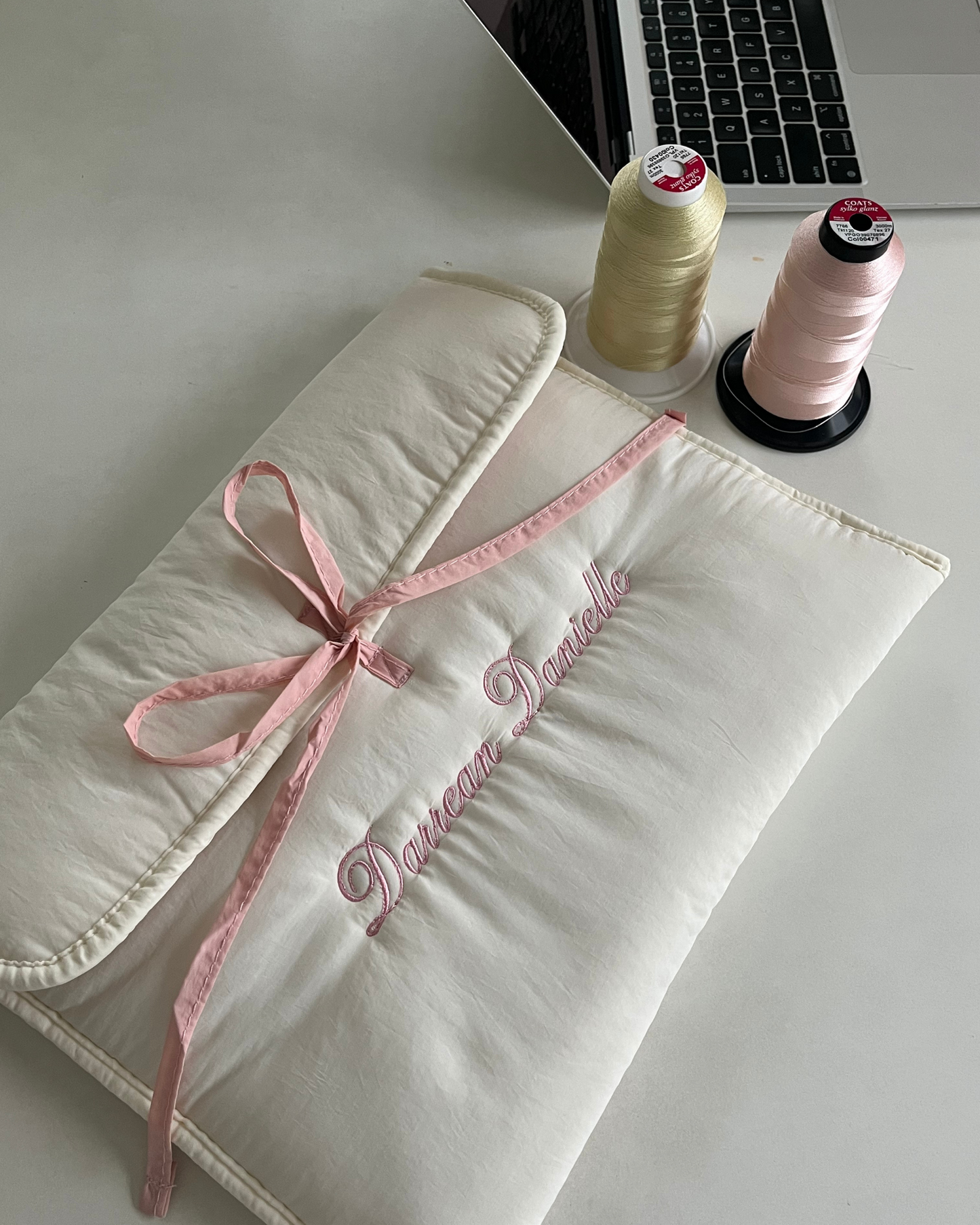 Laptop Sleeve - Ribbon Kiss 1