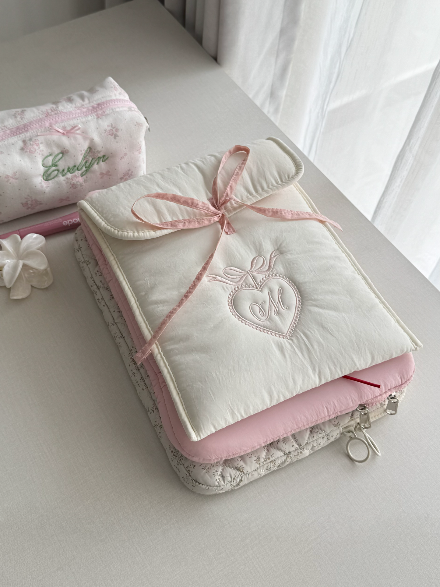 iPad/Laptop Sleeve - Ribbon Kiss