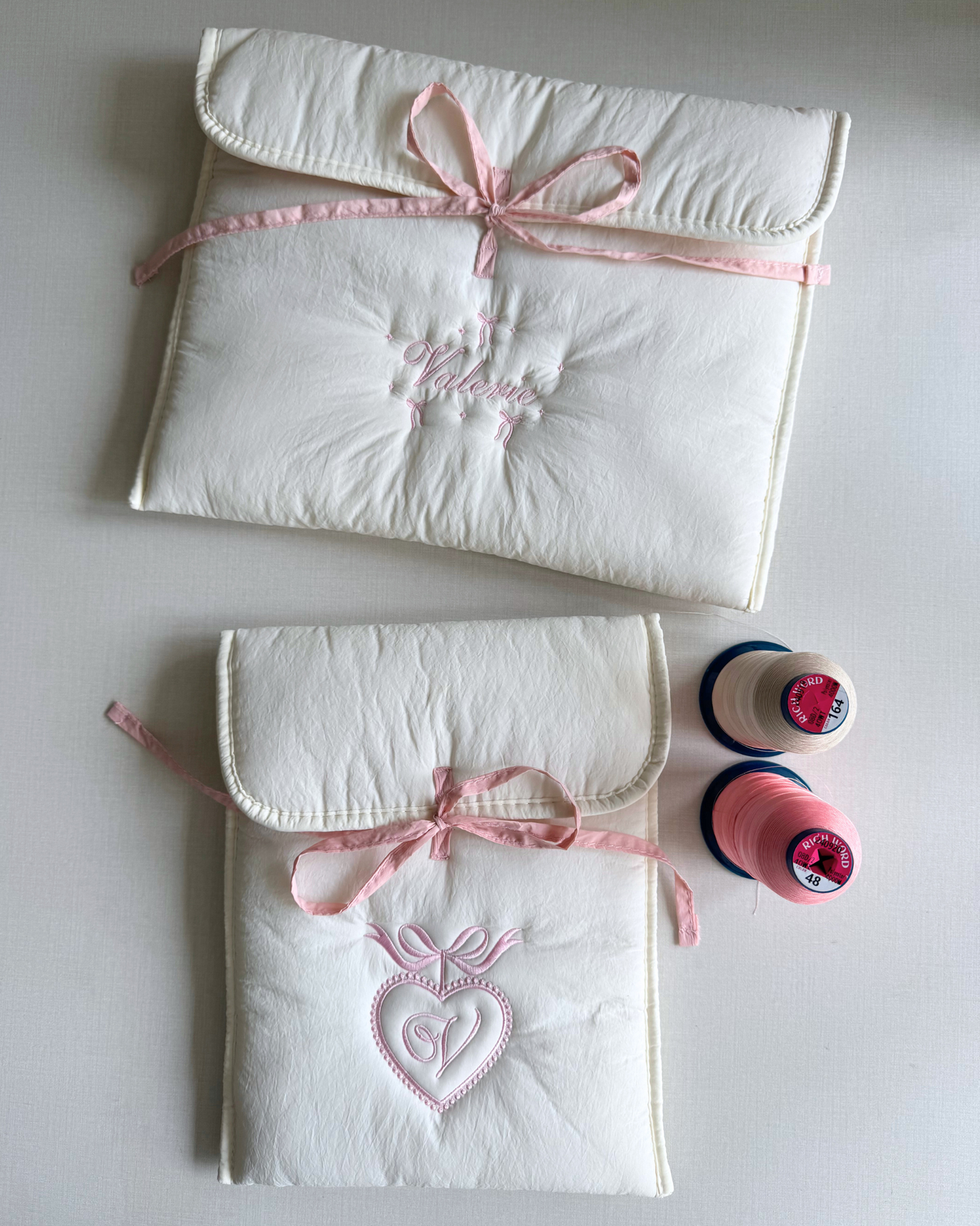 iPad/Laptop Sleeve - Ribbon Kiss