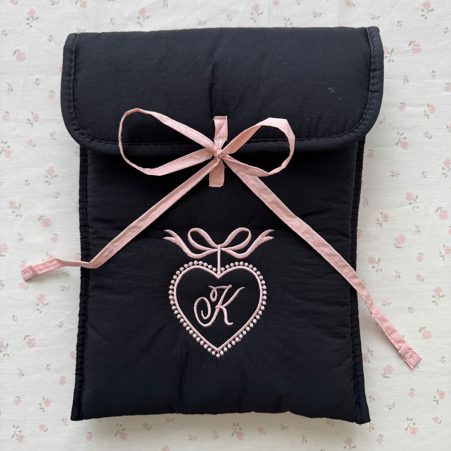 iPad/Laptop Sleeve - Ribbon Kiss