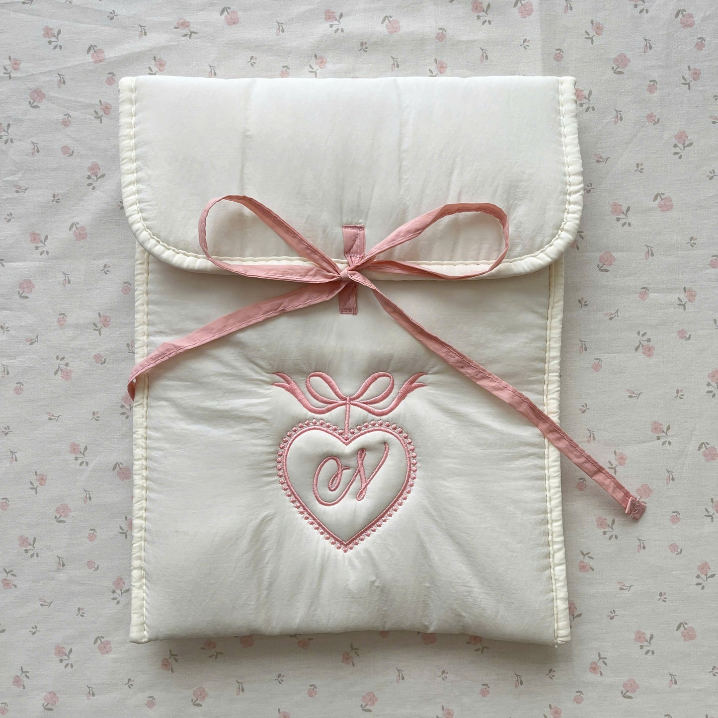 iPad/Laptop Sleeve - Ribbon Kiss